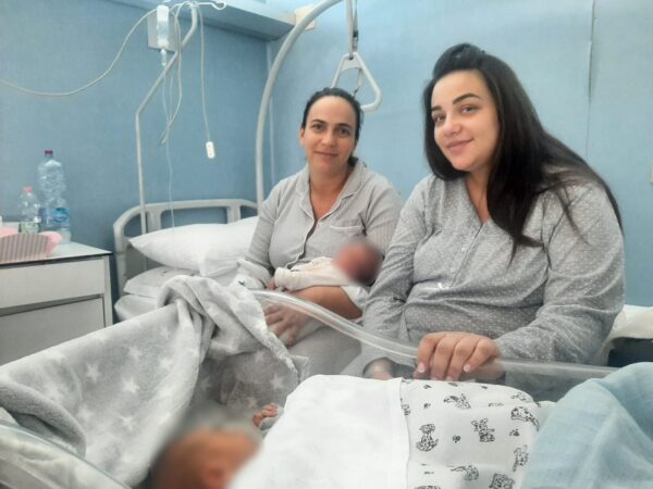 Le neomamme Mara (a sinistra) e Paola (a destra). Le due donne sono madre e figlia e hanno partorito i loro figli in poco più di 24 ore