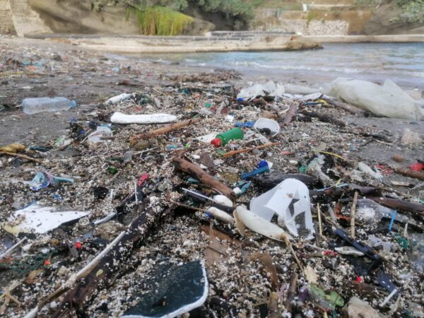 Plastica spiaggia Gaiola
