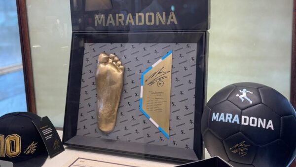 calco piede maradona (1)