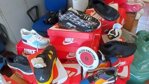 napoli scarpe capi falsi