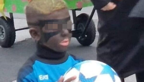 Osimhen bimbi vestiti a Carnevale