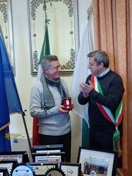 Nicola Florio premiato dal sindaco Giovanni Palomba