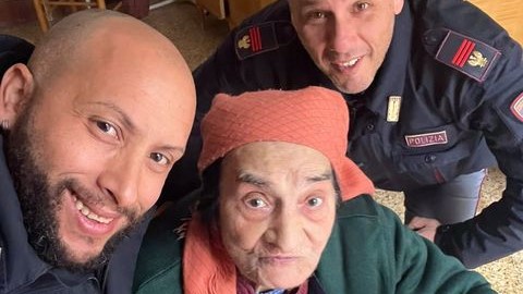 napoli poliziotti anziana