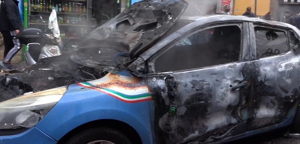 Auto polizia incendiata
