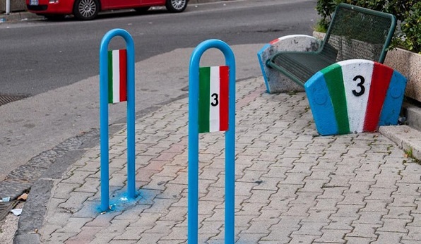 Napoli panchine e paletti azzurri