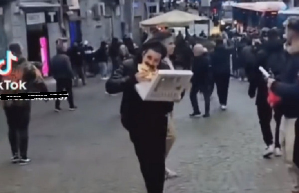 Scontri tifosi mangia la pizza