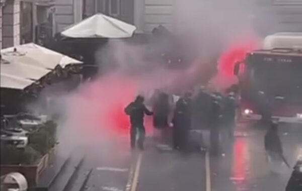 Ultras dell'Eintracht Francoforte contro la Polizia