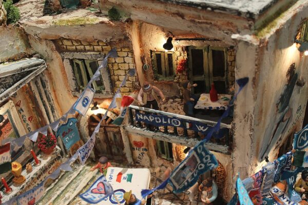 Il presepe azzurro di Sergio Vitucci, realizzato per celebrare l'imminente Scudetto del Napoli