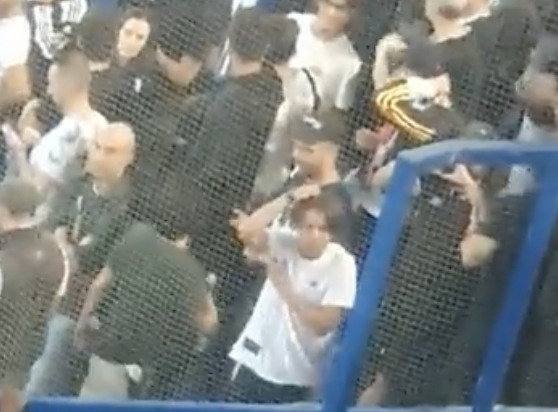 Un 'tifoso' della Juventus fa il gesto della scimmia