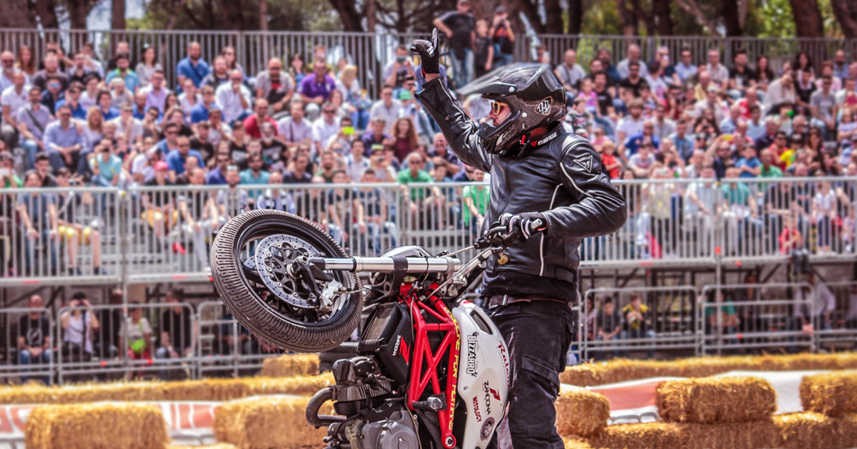 Bizzarro Motor Show a Torre del Greco, spettacolo con auto e moto