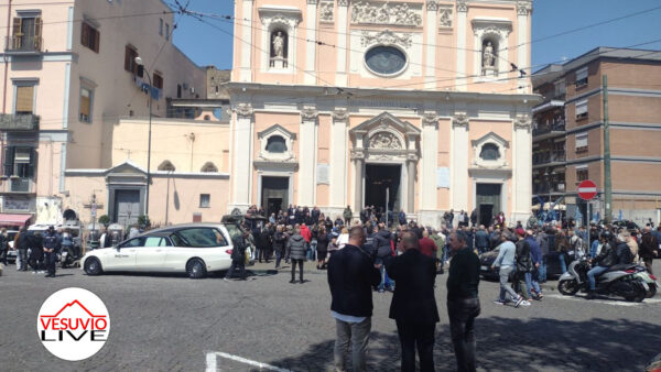 Il funerale di Federico Salvatore. La folla all'esterno del Santuario di San Ciro a Portici. Foto: vesuviolive