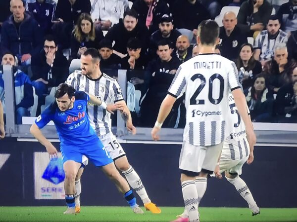 Lo schiaffo di Gatti a Kvaratskhelia al 32' di Juventus-Napoli