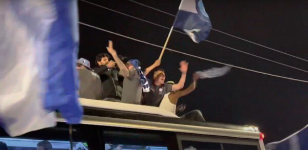 Juventus-Napoli 0-1, i giocatori fanno festa sul tetto dell'autobus