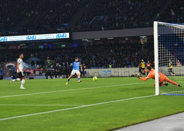 Il gol segnato da Khvicha Kvaratskhelia allo Stadio Maradona contro la Juventus (5-1)