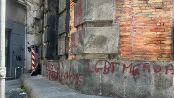 scritte omofobe torre greco