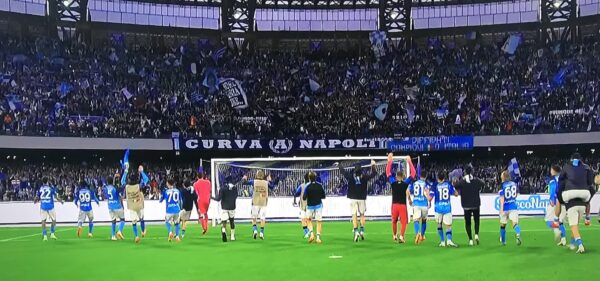 Il Napoli festeggia sotto la curva la vittoria ottenuta contro l'Inter