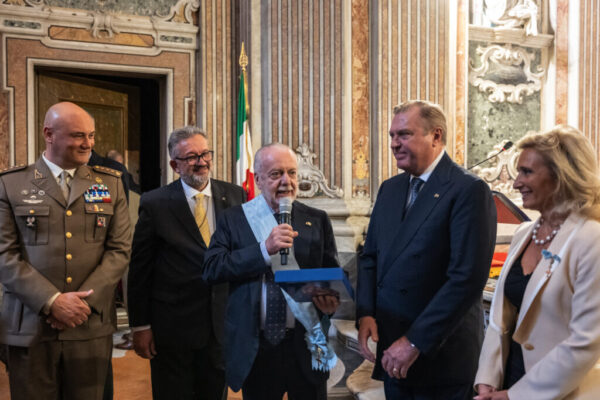 La cerimonia in cui De Laurentiis è stato nominato Cavaliere dal principe Carlo di Borbone