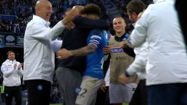 L'abbraccio di Di Lorenzo a Spalletti dopo il gol del 2-1 all'Inter