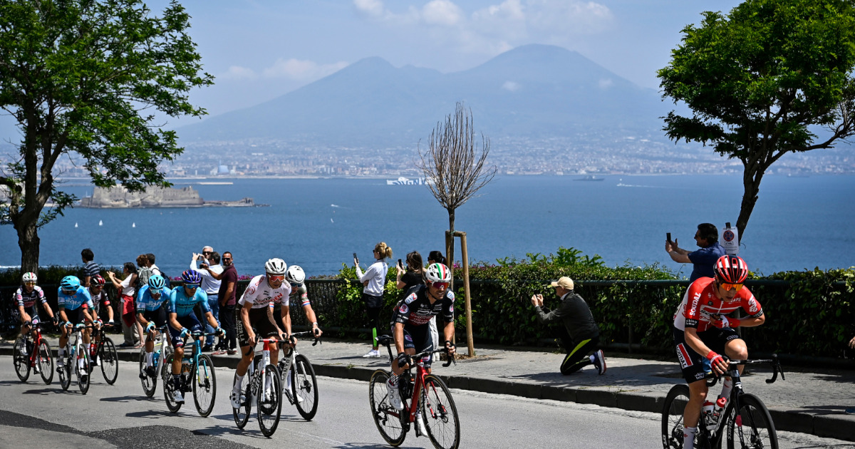 Il Giro d'Italia fa tappa a Napoli: le date e la mappa delle strade chiuse al traffico