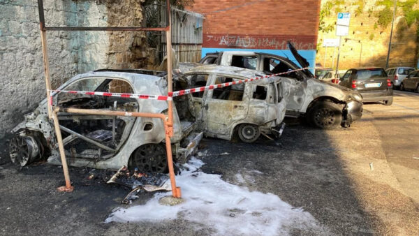 incendio auto parcheggiatore abusivo