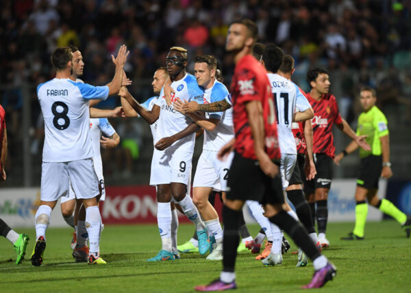 Victor Osimhen celebrato dai compagni dopo il gol al Maiorca: si riaffronteranno in Corea