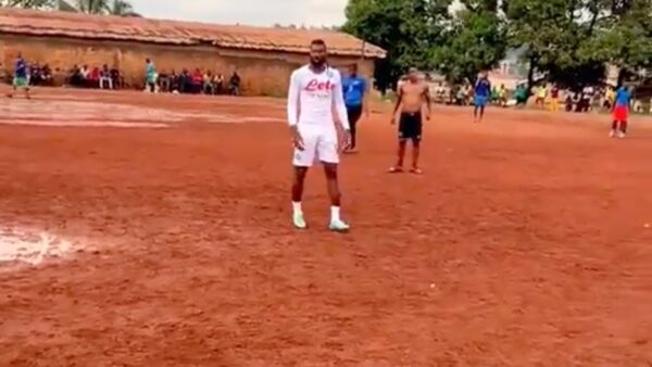 Anguissa in Camerun durante una partitella con la maglia del Napoli