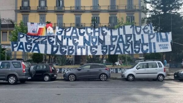 Lo striscione di protesta degli Ultras del Napoli contro De Laurentiis: Kim protagonista