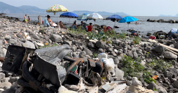 spiaggia agostinella torre del greco rifiuti