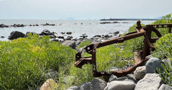 spiaggia agostinella torre del greco rifiuti