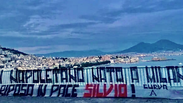 striscione napoli silvio berlusconi