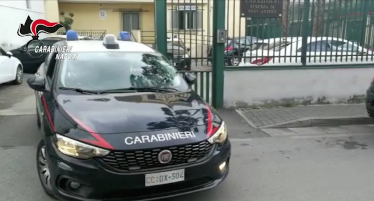 Un uomo di 37 anni originario di Sant'Antimo e giòà noto alle forze dell'ordine si è presentato all'ospedale di Aversa con ferite d'arma da fuoco al fianco