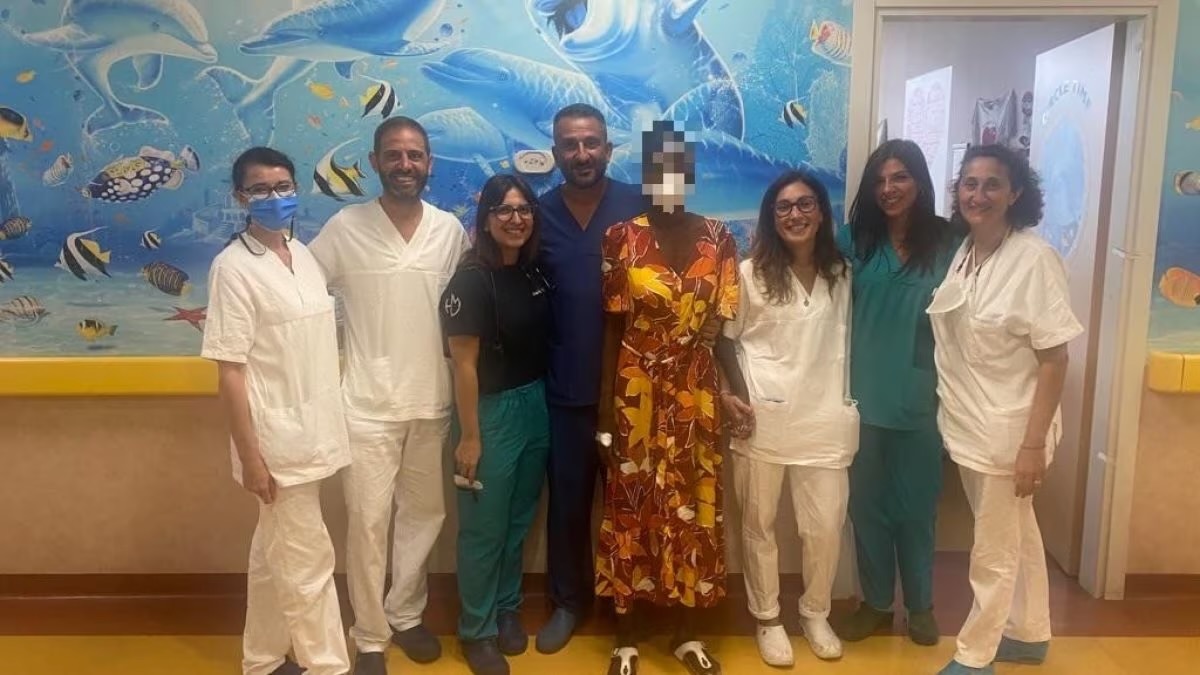 La donna che ha ricevuto il trapianto di cuore all'ospedale Monaldi, assieme all'equipe medica ed al personale sanitario