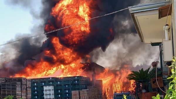 Incendio a Sant'Antonio Abate: le fiamme stanno avvolgendo la fabbrica La Torrente