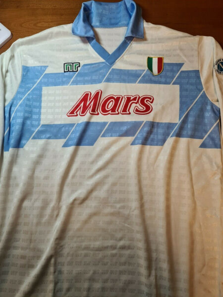 La maglia bianca con inserti azzurri del Napoli 1990/1991