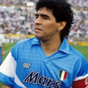 La maglia azzurra con inserti bianchi del Napoli 1990/1991