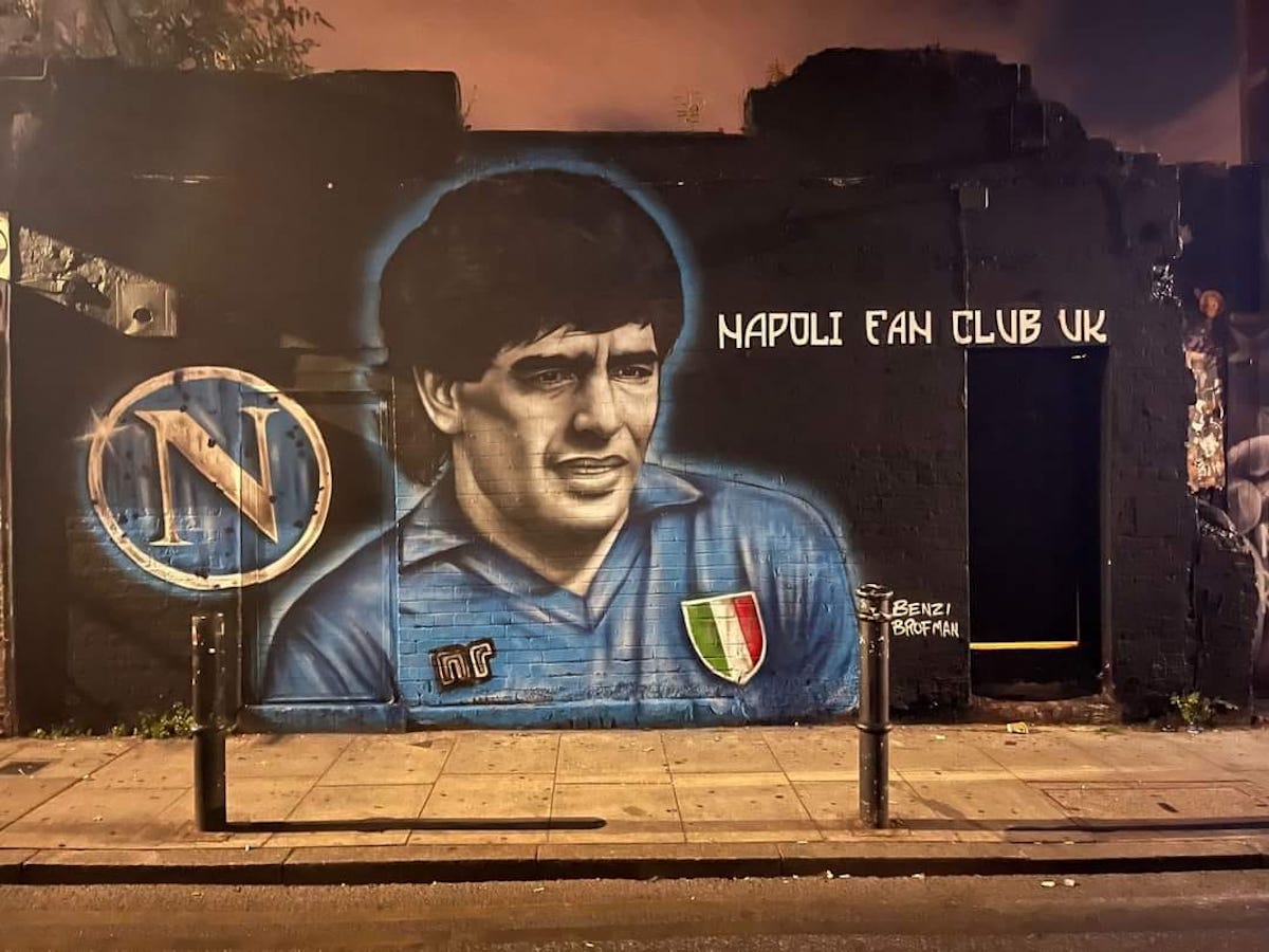 Il Napoli fan club UK ha realizzato uno splendido murales raffigurante Diego Armando Maradona con la maglia azzurra.