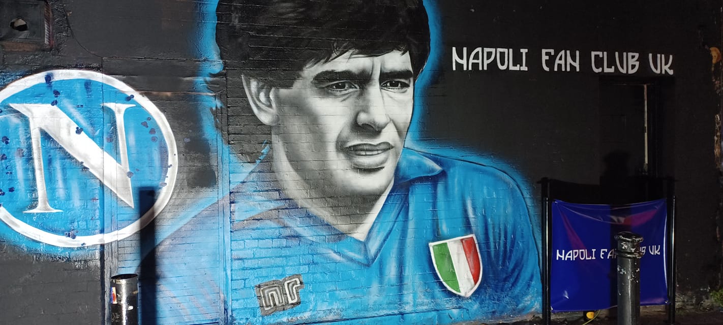 Un'altra foto del murales dedicato a Diego Armando Maradona dal Napoli Fan Club UK di Londra