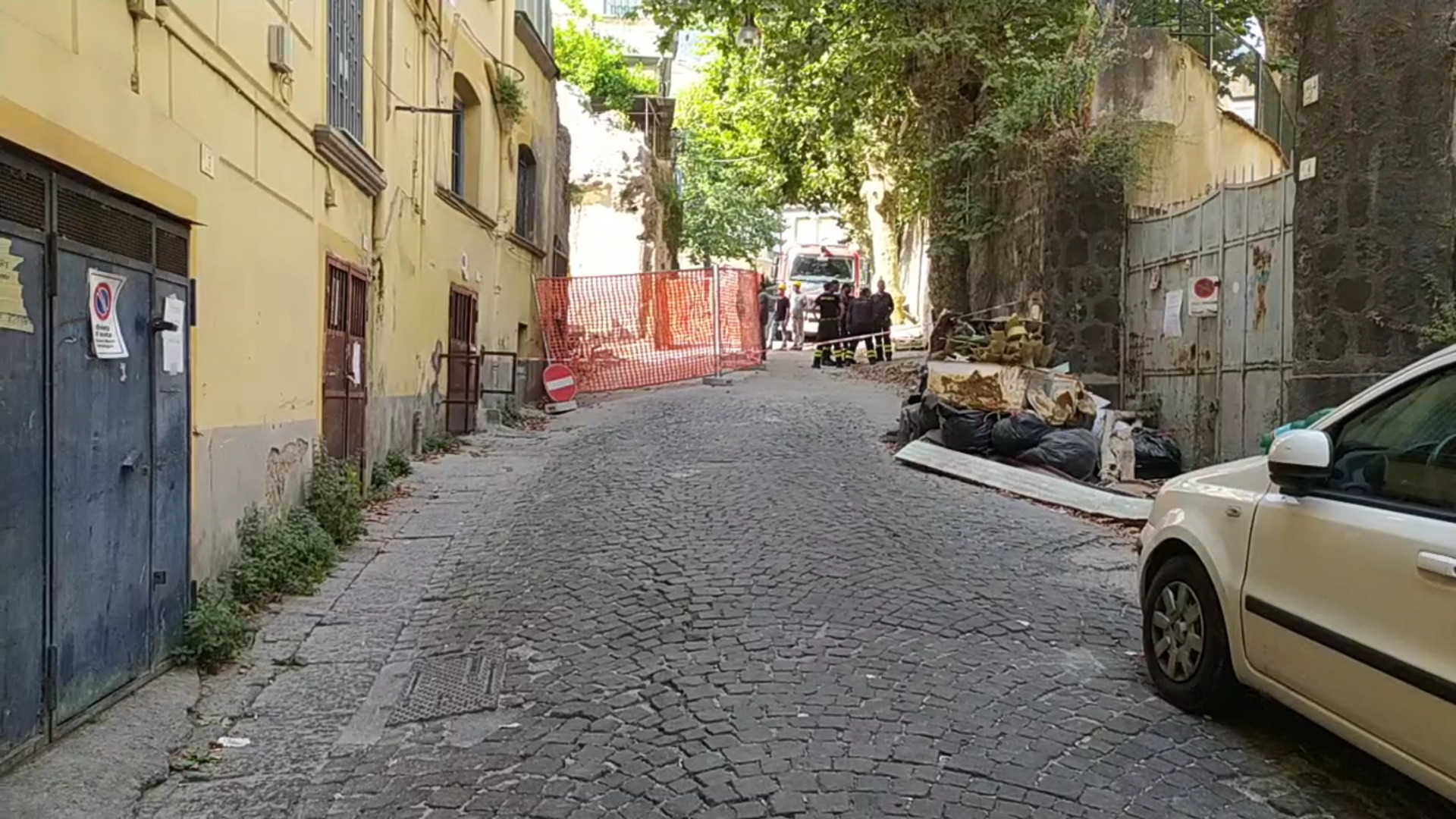 Crolla un muro a Castellammare di Stabia