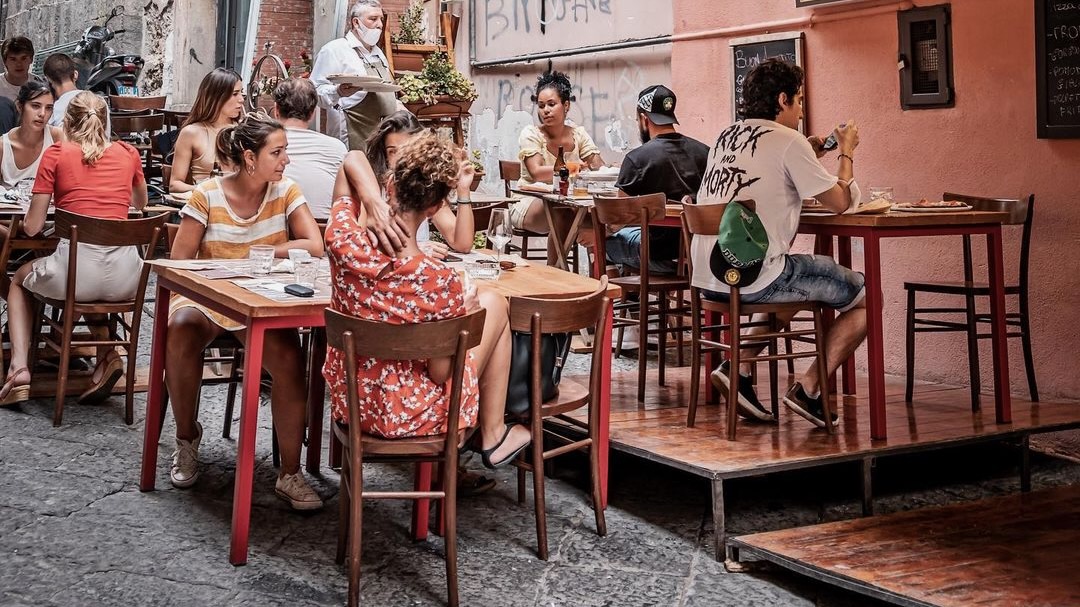 Turisti ai Quartieri Spagnoli: per il quotidiano francese "Le Monde" Napoli sta per diventare come Barcellona