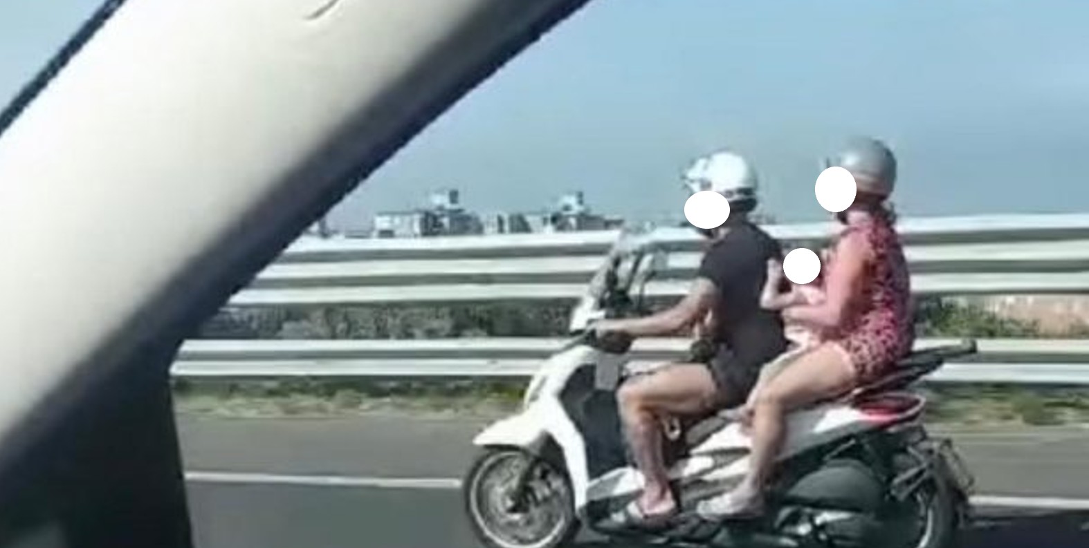 Neonato senza casco in autostrada sullo scooter tra i genitori: individuati e sanzionati i responsabili