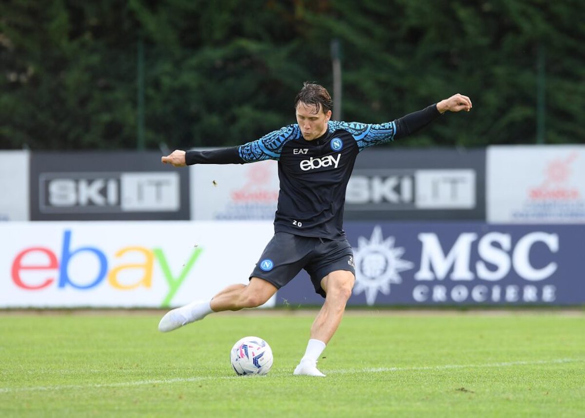 Il centrocampista polacco Piotr Zielinski rinnova con il Napoli fino al 2026. Attesa a giorni l'ufficialità dell'operazione.