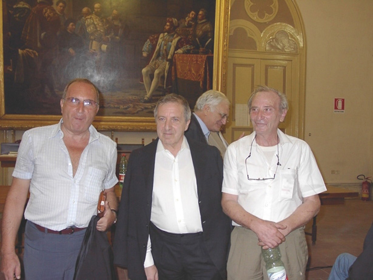 Il regista teatrale Roberto De Simone (al centro) in compagnia dei fratelli Raffaele (a sinistra) e Claudio (a destra), nella cerimonia per i suoi settant'anni, il 25 agosto 2003, a Sessa Aurunca.