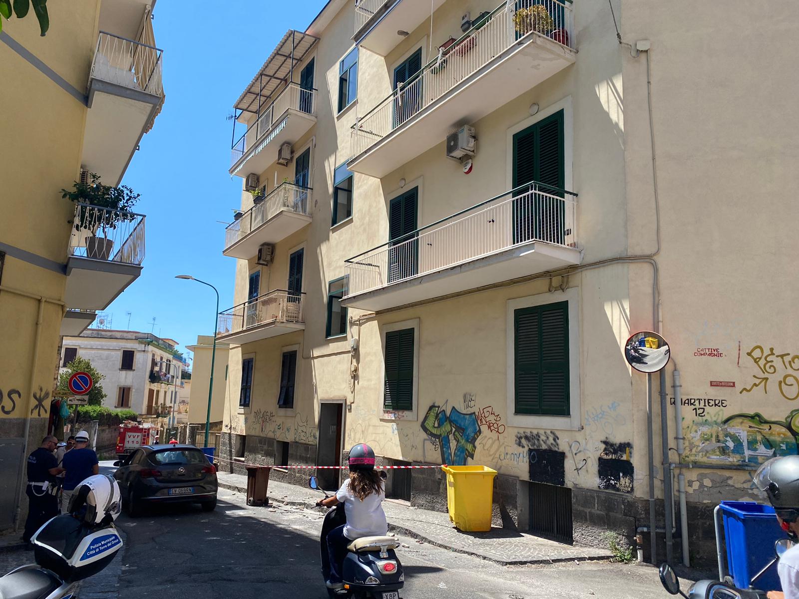 cornicione caduto torre