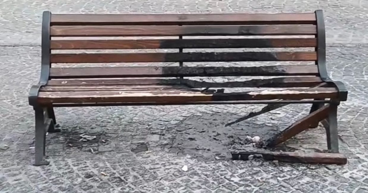 panchina incendiata villa torre greco