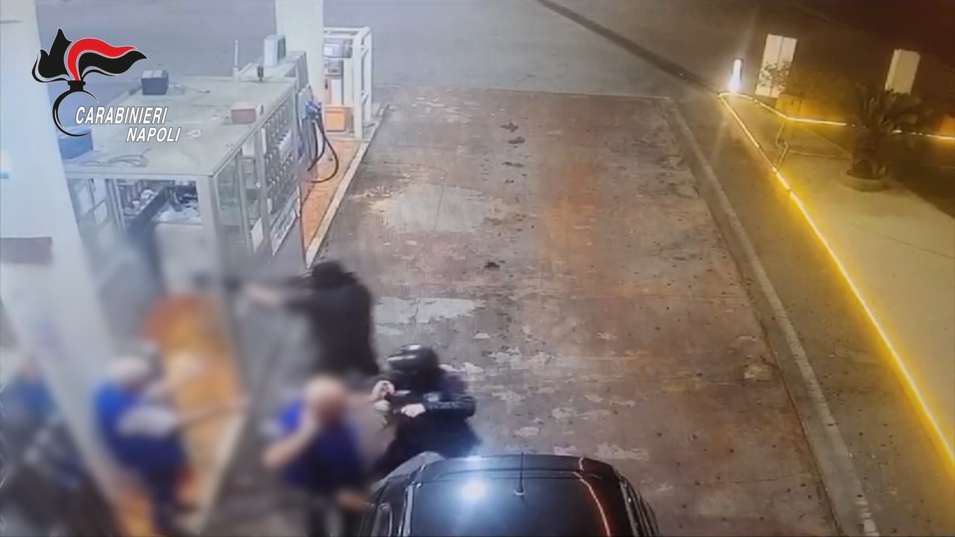 rapina pompa benzina sant'antimo video