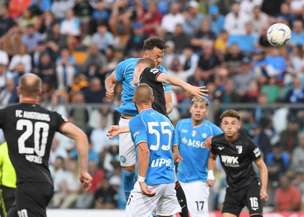 Il colpo di testa vincente di Amir Rrahmani che regala la vittoria alla Società Sportiva Calcio Napoli contro i tedeschi dell'Augsburg