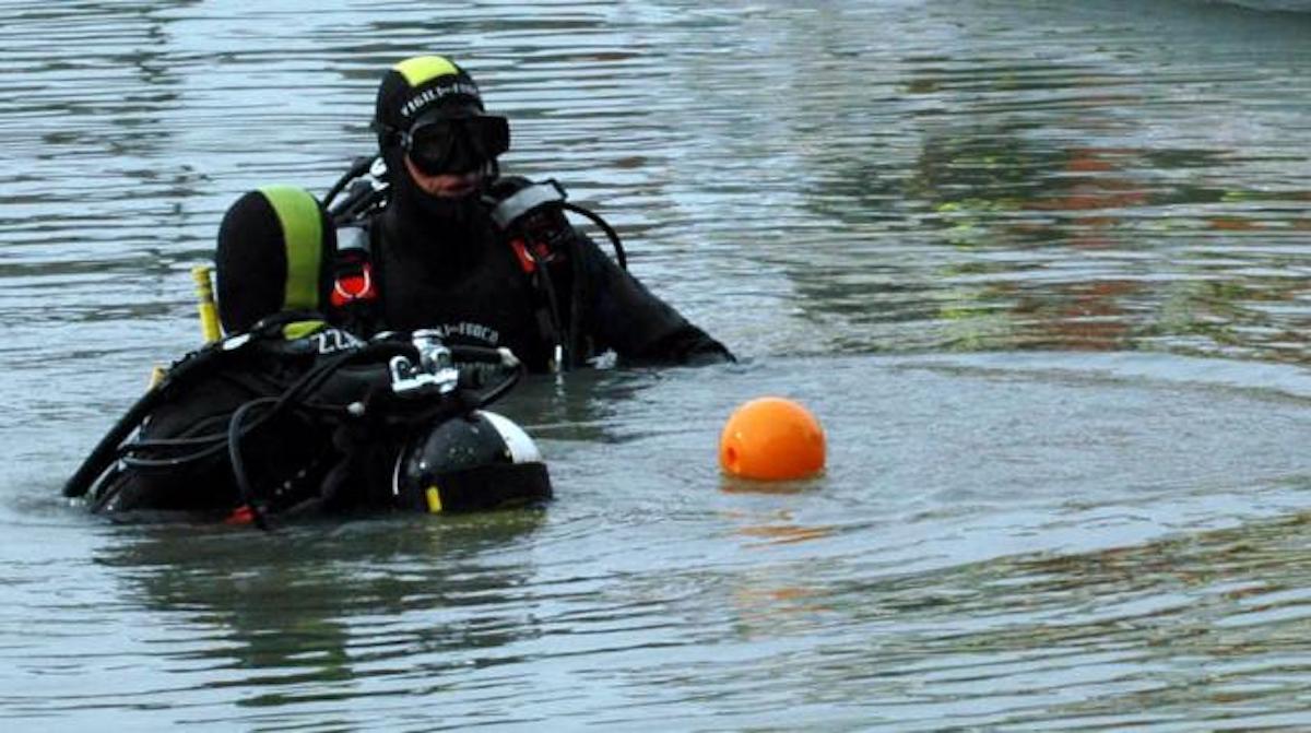 Un uomo di 60 anni originario di Pozzuoli è stato trovato morto in acqua al Lago Fusaro, probabilmente colto da un malore mentre esercitava pesca subacquea