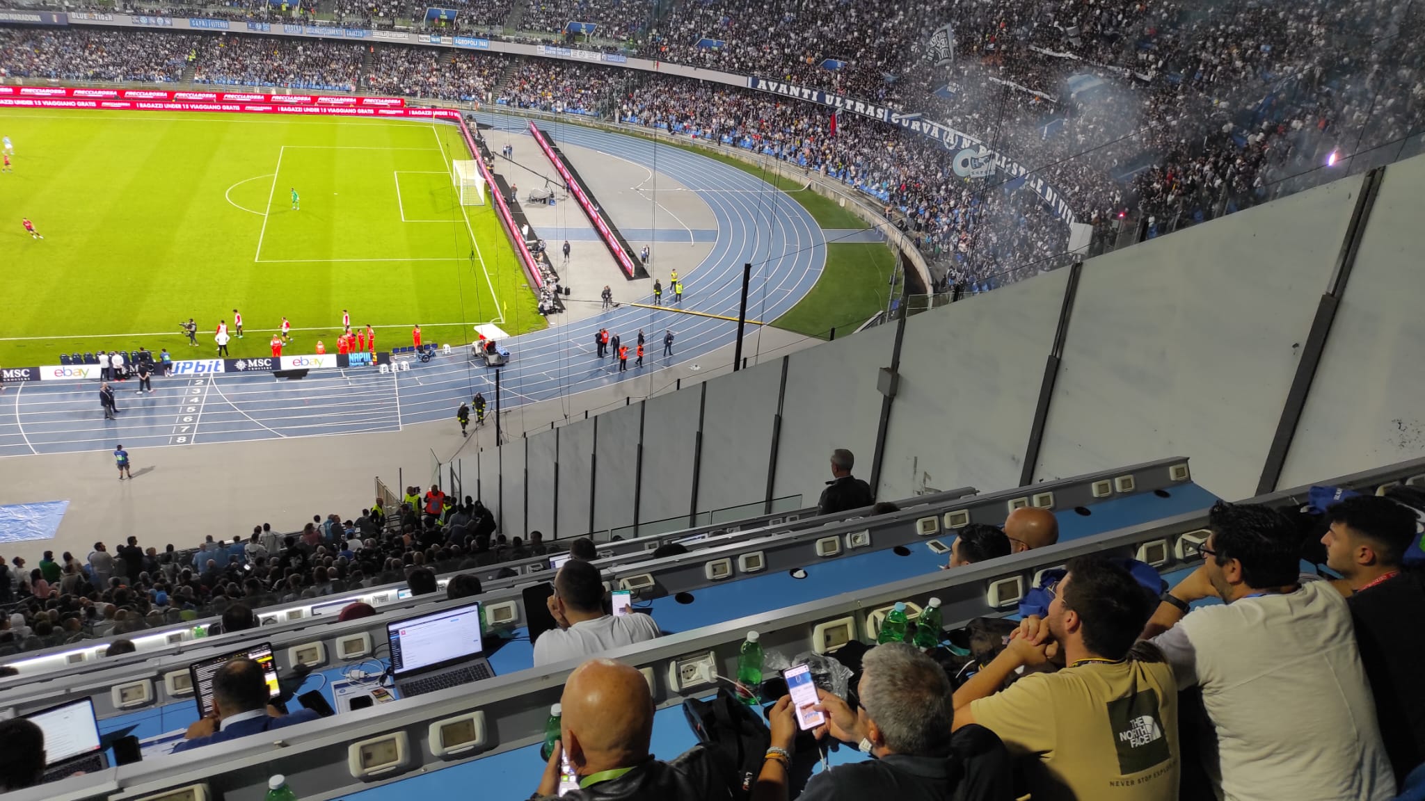 Napoli-Milan, panico al Maradona: lancio di bombe carta, petardi e fumogeni tra i tifosi