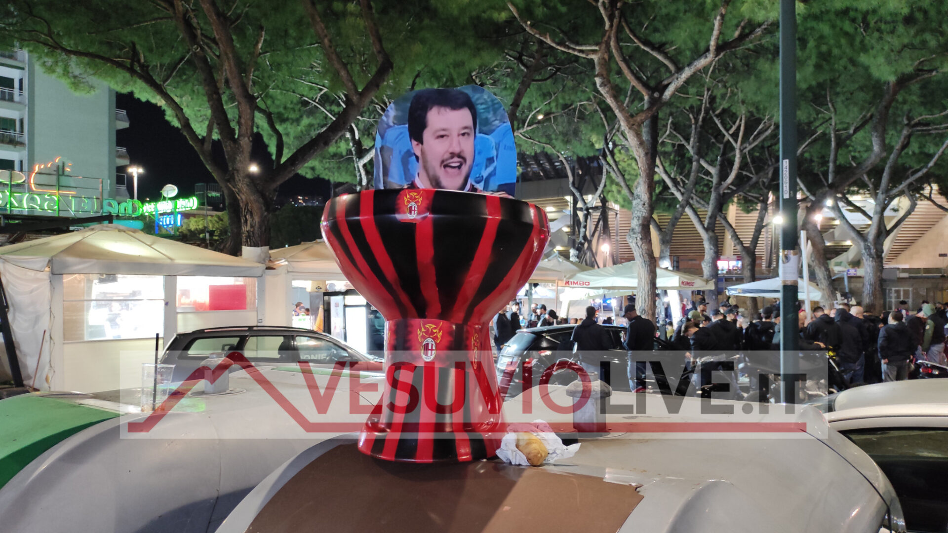 tazza milan con faccia matteo salvini