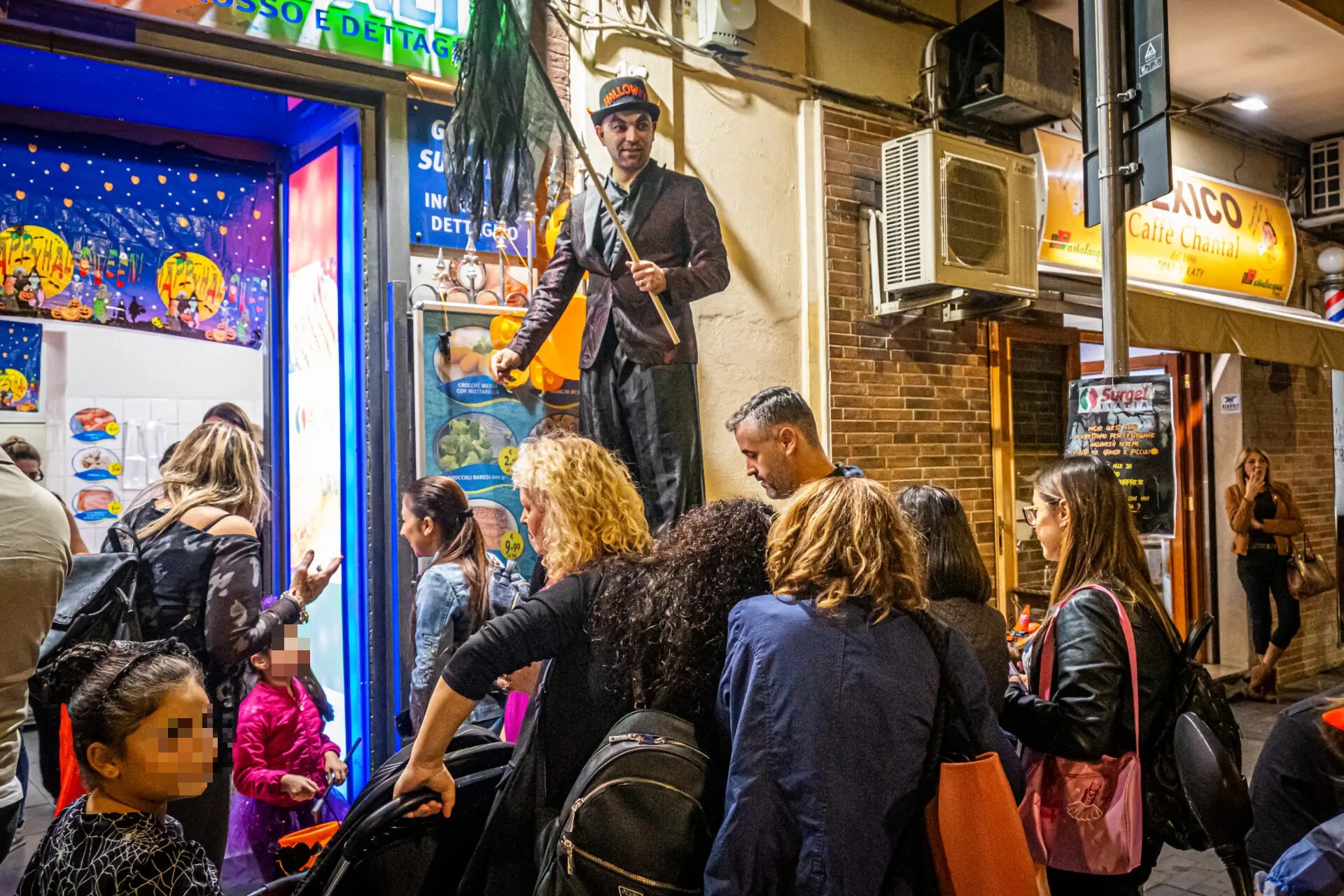 Un trampoliere suscita lo stupore dei più piccoli